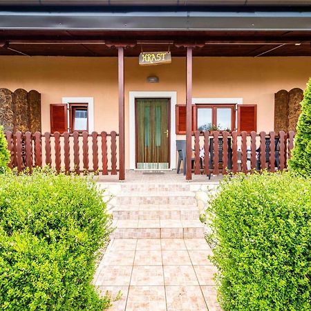 Amazing Apartment In Krnica With Kitchen Екстер'єр фото