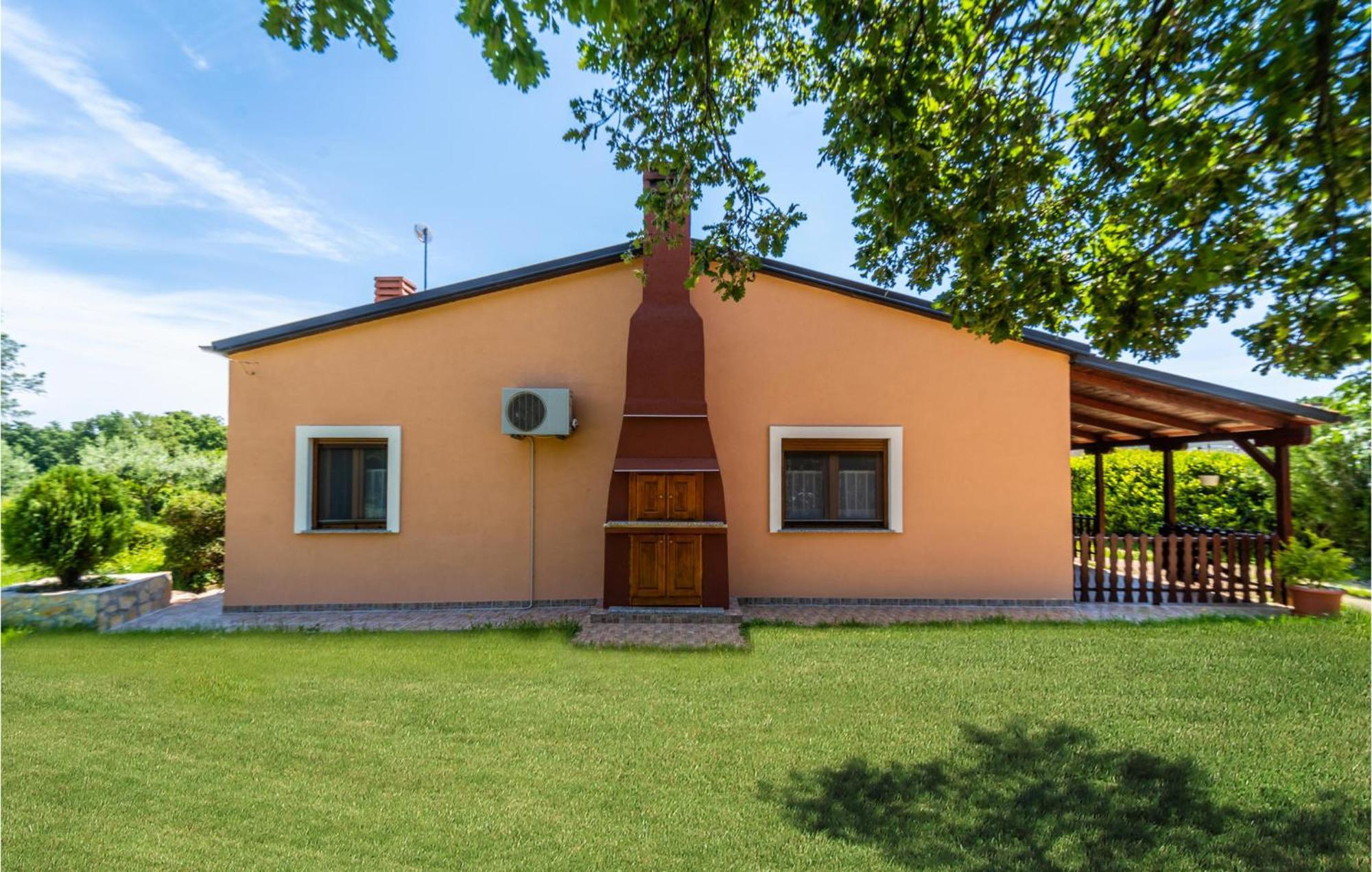 Amazing Apartment In Krnica With Kitchen Екстер'єр фото